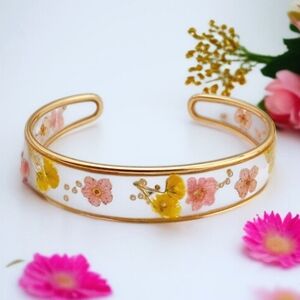 Romantic 18k Gold Plated Dried Flower Lucite Cuff Bracelet